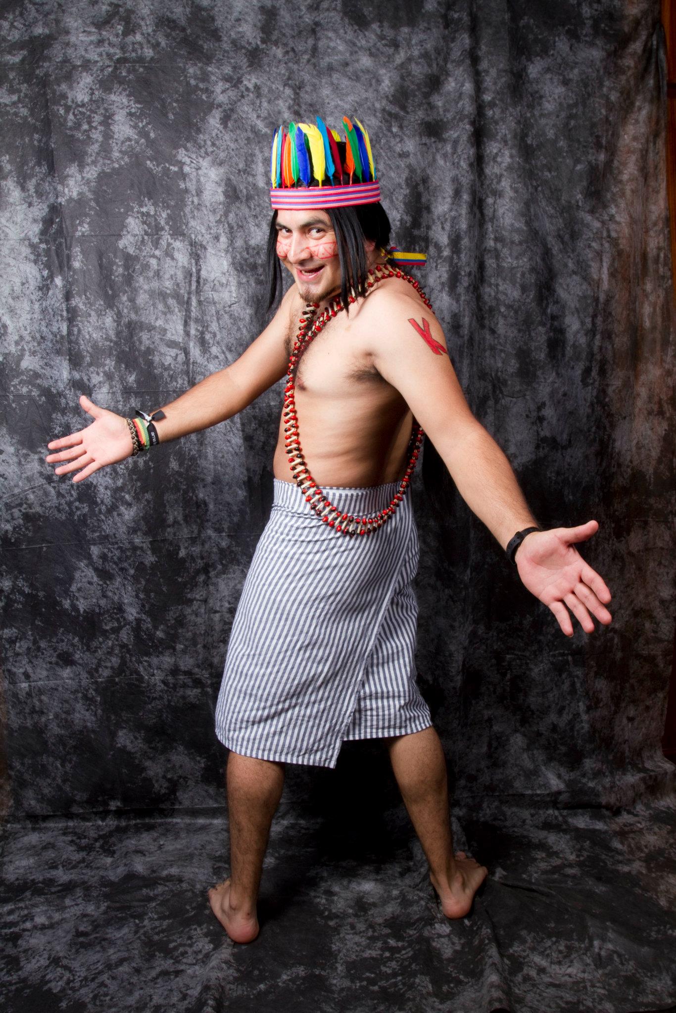 Kayapa Kolorado con su traje típico amazónico